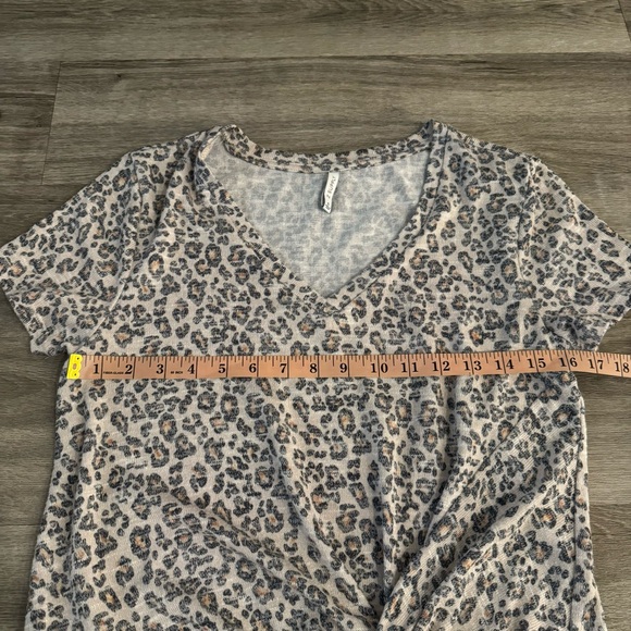 Z Supply leopard print twist detail short sleeve tee - Picture 3 of 5